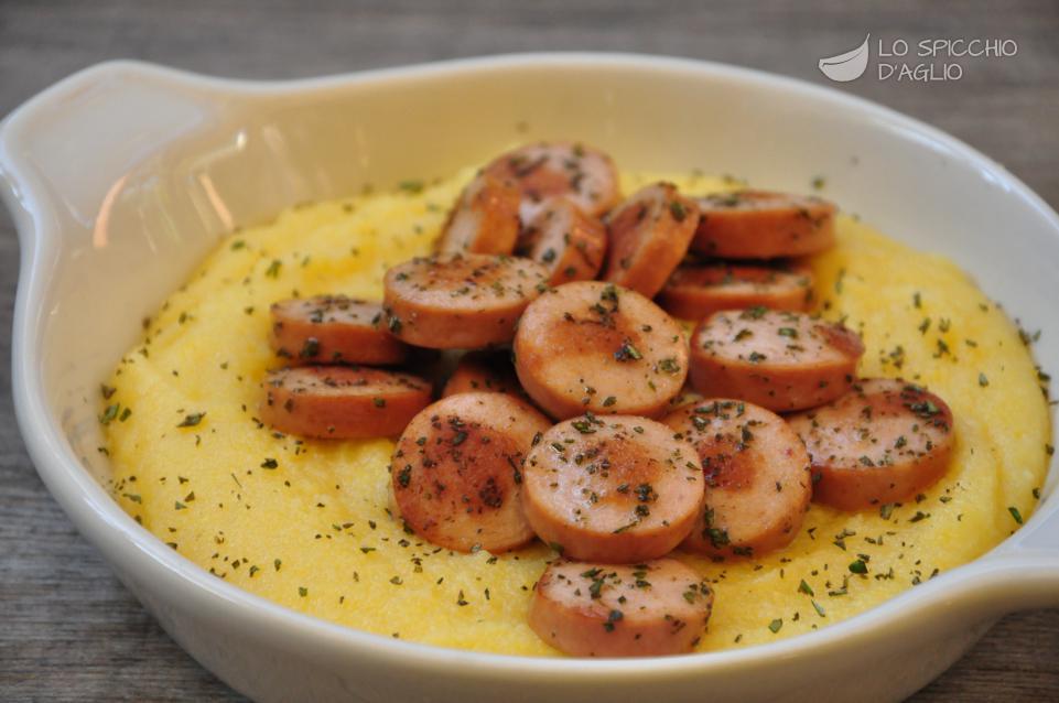 Polenta con wurstel