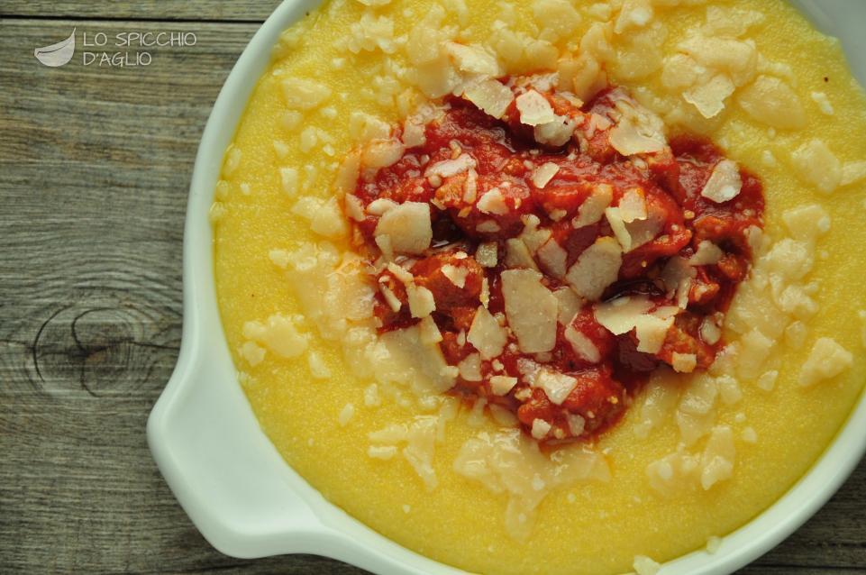 Polenta al sugo di costolette: ricetta facile