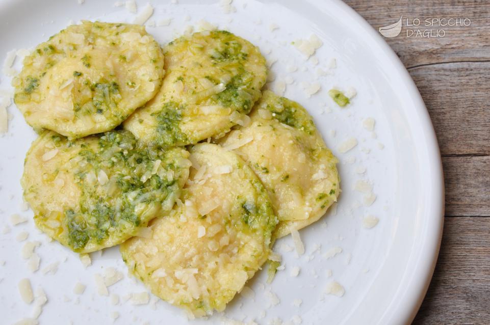 Ravioli di caprino al pesto