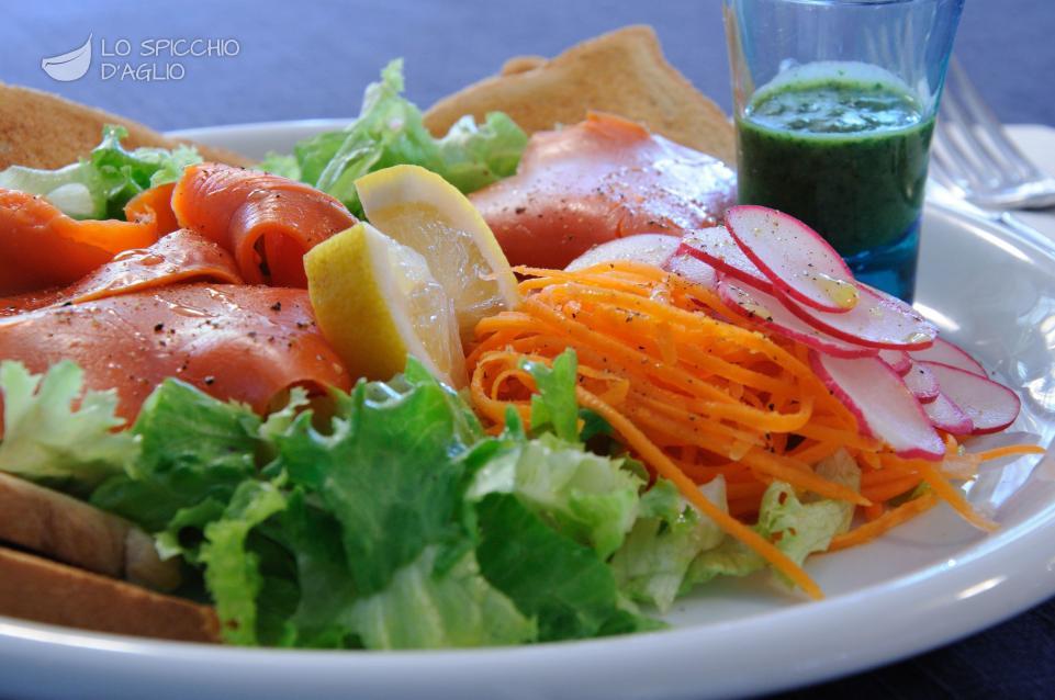 Salmone affumicato con salsa al prezzemolo