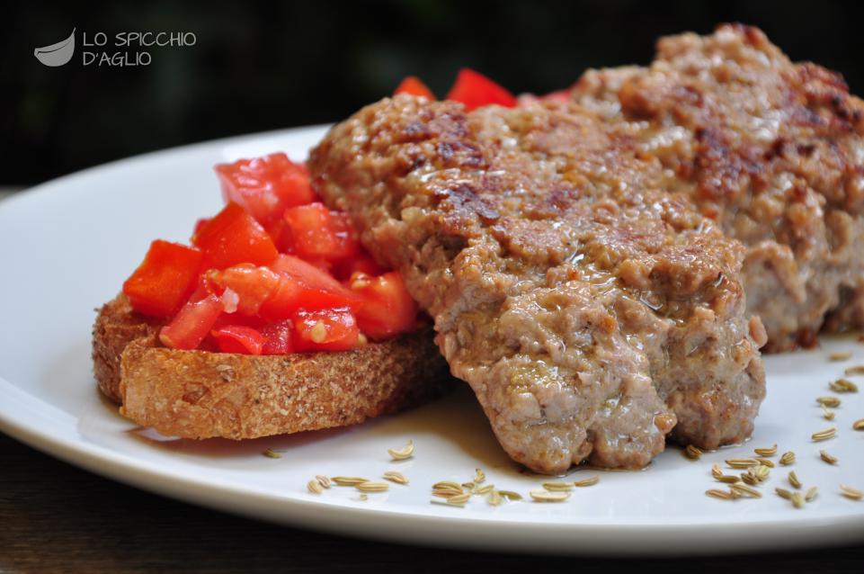 Salsiccia ai semi di finocchio e bruschette Salsiccia ai semi di finocchio e bruschette