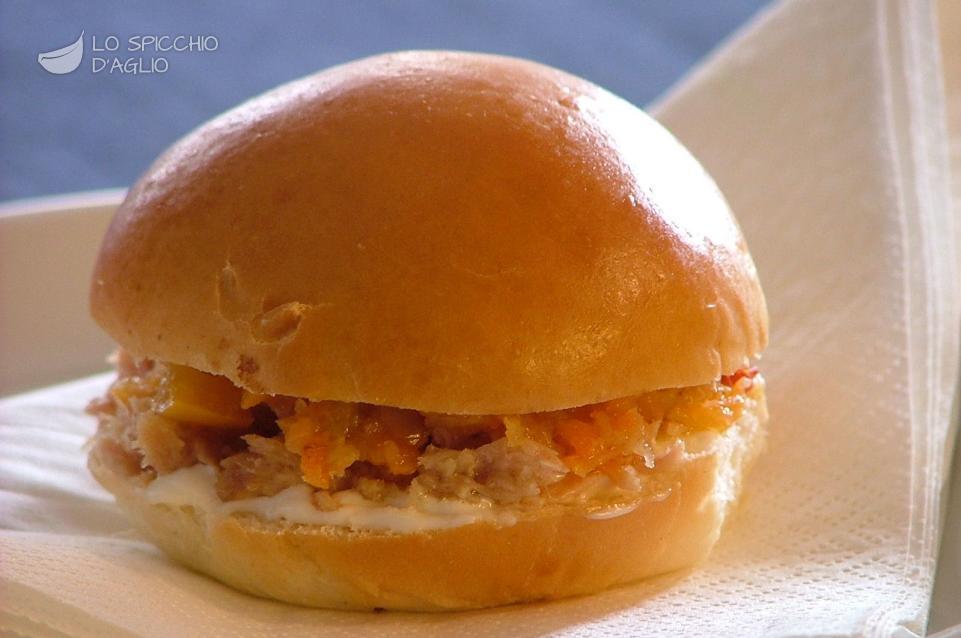 Sandwich tonno e salsa rossa Sandwich tonno e salsa rossa
