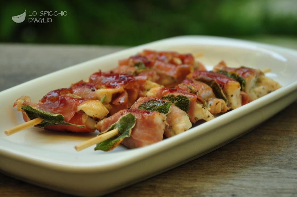 Spiedini di pollo arrotolato al prosciutto Spiedini di pollo arrotolato al prosciutto
