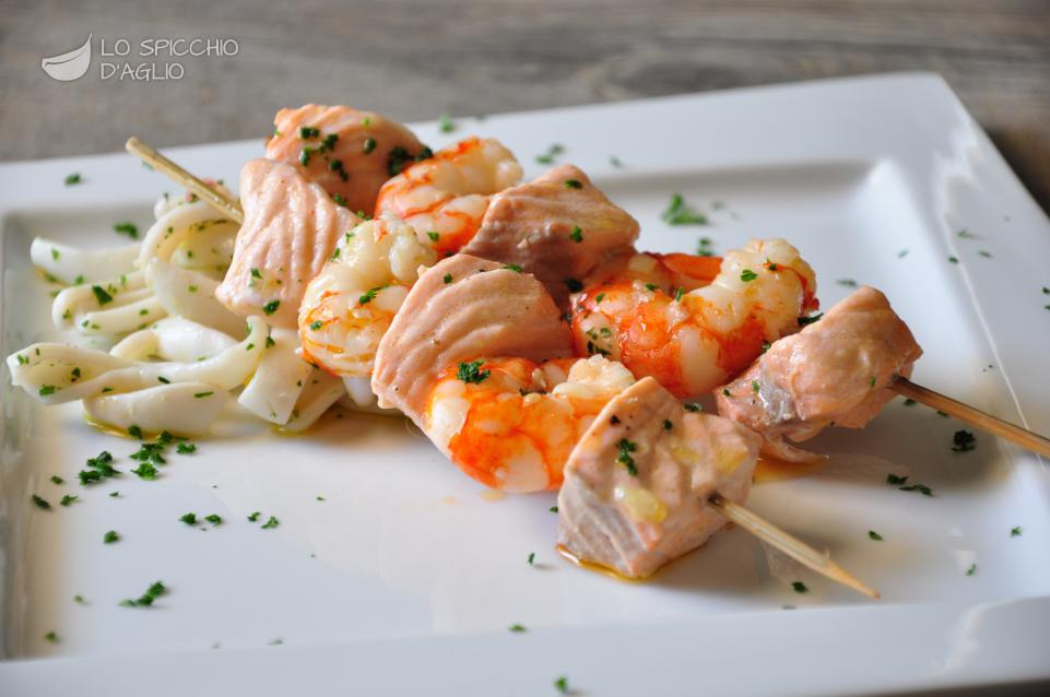 Spiedini di salmone e gamberetti con tagliatelle di calamari