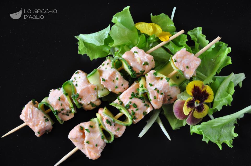 Spiedini di salmone e zucchine a vapore