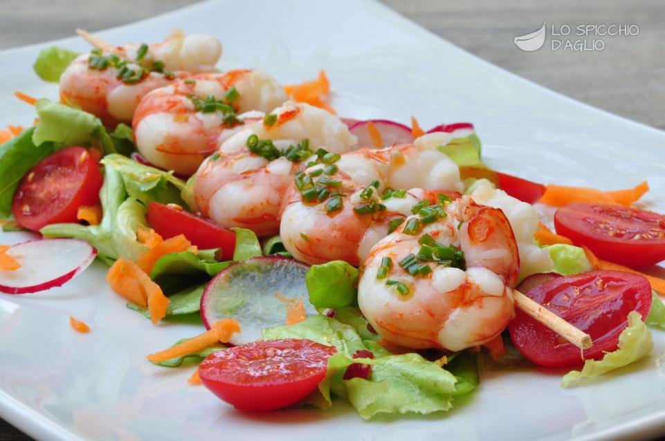 Spiedino di gamberi e insalatina Spiedino di gamberi e insalatina