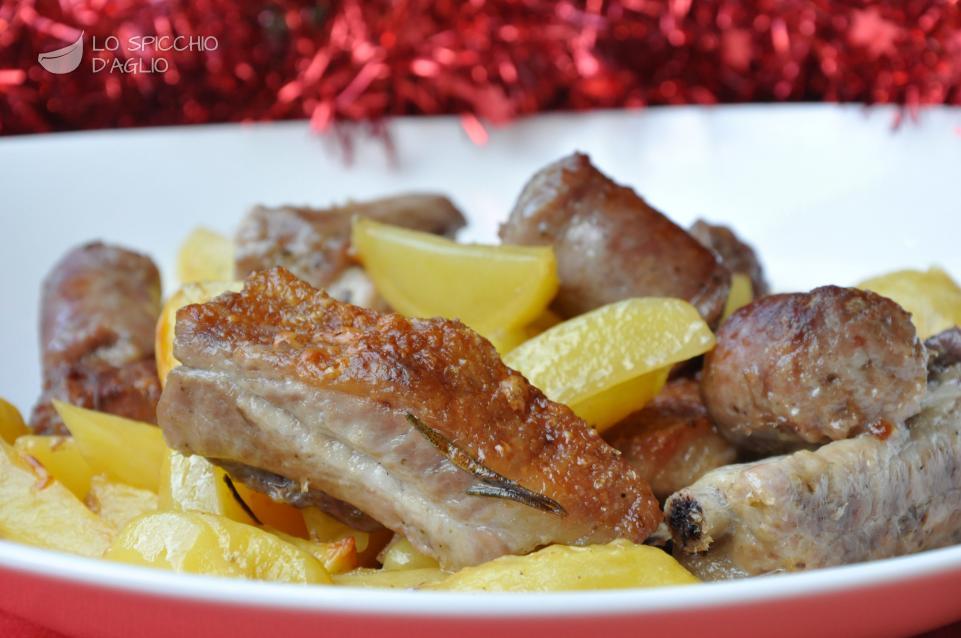 Spuntature e salsiccia di maiale al forno con patate