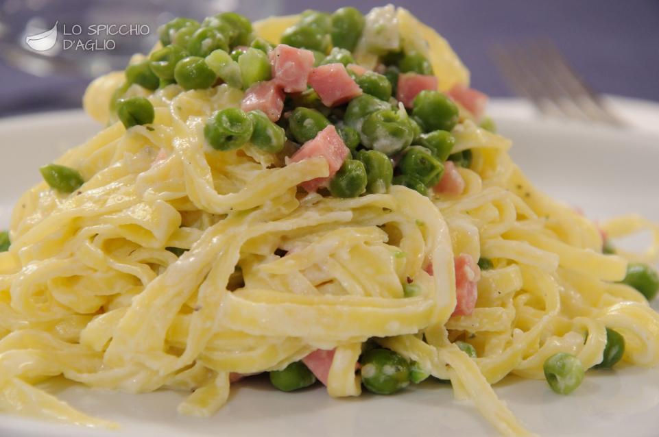 Tagliatelle panna, cotto e piselli