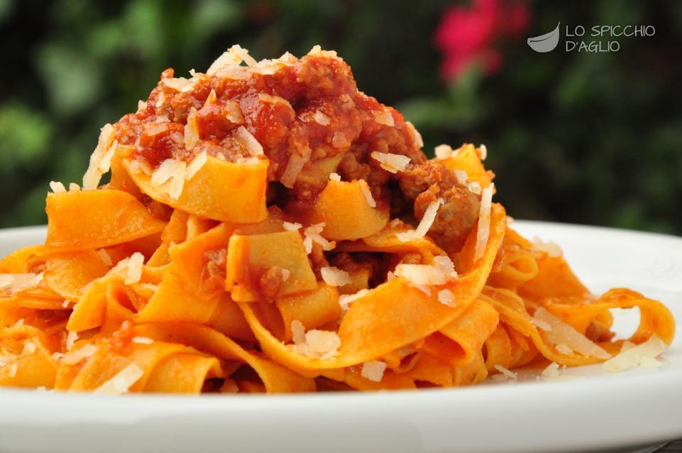 Ricetta - Tagliatelle al ragù di salsiccia - Le ricette dello spicchio d'aglio