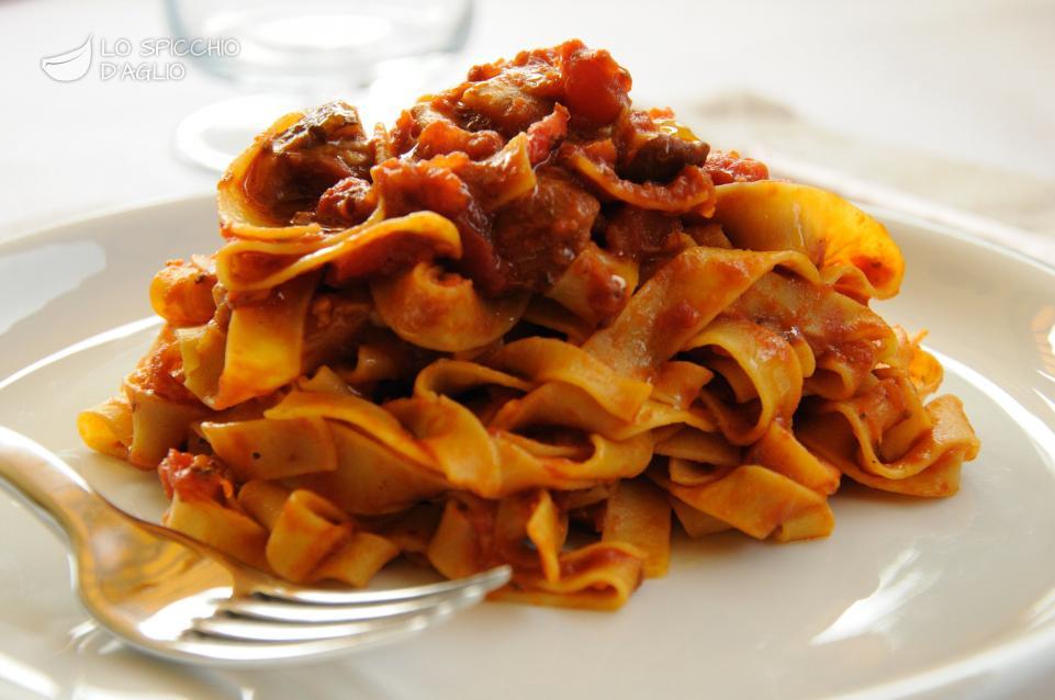 Tagliatelle con sugo di funghi porcini Tagliatelle con sugo di funghi porcini