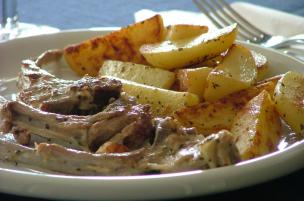 Costolette di agnello in padella con patate