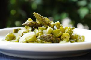 Asparagi e cipolle in padella