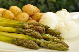 Bocconcini di bufala con asparagi e patate novelle