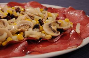 Carpaccio di bresaola con mais e funghi