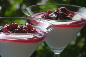 Crema di yogurt con ciliegie sciroppate