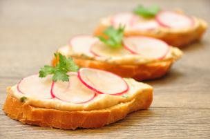 Crostini ravanelli e salsa tonnata