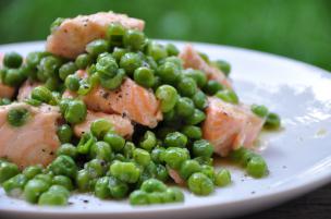 Cubetti di salmone e piselli in padella