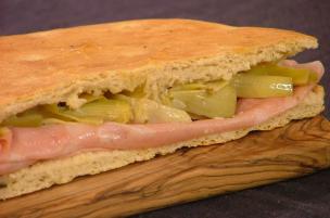 Focaccia mortadella, tartara e carciofini