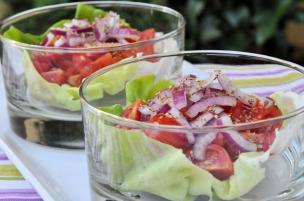 Insalata di pomodorini in foglie di lattuga