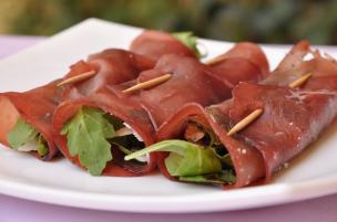 Involtini di bresaola all'aceto balsamico