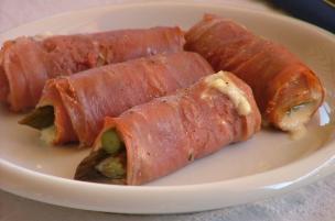 Involtini crudo e asparagi