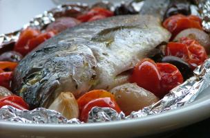 Orata con pomodori, olive e scalogni