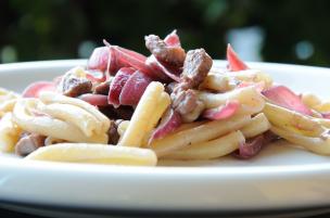 Pasta con agnello e cipolle