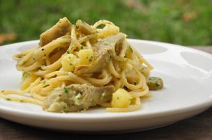 Pasta con patate, carciofi e uova