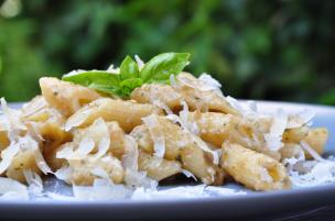 Pasta con crema di melanzane e basilico