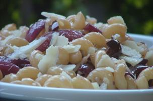 Pasta fredda cipolle e olive nere