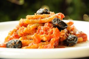 Pasta integrale con sugo di pomodoro e olive nere