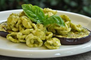 Pasta con melanzane al pesto