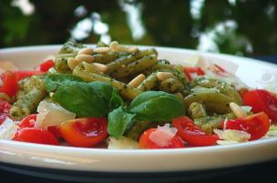 Pasta al pesto, pomodorini e pinoli