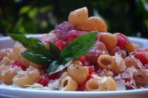 Pasta pomodoro, cipolle e pecorino