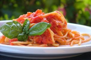 Pasta con pomodoro all'aglio