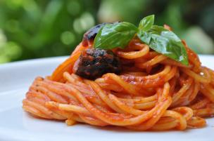 Pasta con pomodoro alle olive