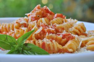 Pasta pomodoro e robiola