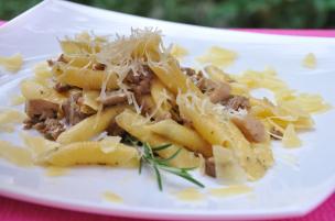 Pasta salsiccia, porcini e Sbrinz