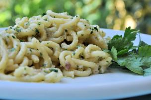 Pasta con sugo di cipolle e acciughe