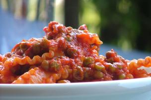 Pasta al sugo di piselli