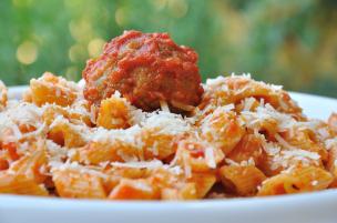 Pasta al sugo con polpette