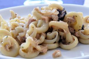 Pasta tonno, cipolle e olive nere