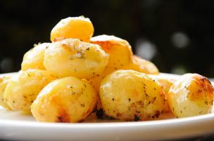 Patate novelle al forno con cipolle e rosmarino