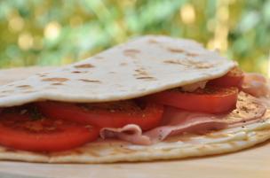 Piadina cotto, squacquerone e pomodori