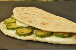 Piadina mozzarella e zucchine trifolate