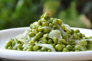 Piselli con cipolle in padella