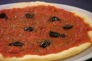 Pizza rossa alle olive