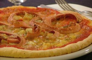 Pizza wurstel, patate e fontina