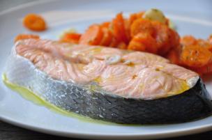 Salmone e carote al vapore