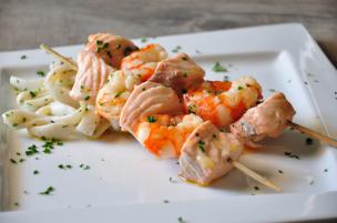 Spiedini di salmone e gamberetti con tagliatelle di calamari